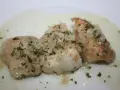 Tres trozos de bacalao en salsa verde, con perejil picado y trocitos de ajo.