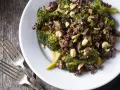 Sabrosa carne molida con brócoli salteado y cacahuetes, una de las mejores recetas con brócoli.