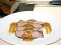 Rabillo de cadera al horno, jugoso y tierno, servido en rodajas con una rica salsa.
