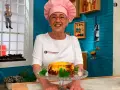 Eva Arguiñano sonríe mostrando una deliciosa tarta de queso casera, decorada con hojas de menta.