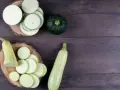 Rodajas de calabacín y calabacines enteros, listos para preparar deliciosas recetas con calabacín.