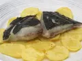 Rodaballo a la plancha, jugoso y tierno, servido sobre patatas fritas crujientes. Un plato sencillo pero delicioso.