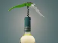 Sacacorchos verde y plateado sobre una botella de vino blanco "Condes de Albarei". El sacacorchos está listo para extraer el corcho, recordándonos de donde viene el corcho.