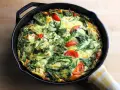 Frittata casera con acelgas, tomates y queso feta. Una opción deliciosa para tus recetas con acelgas.