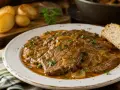 Filetes de ternera tiernos y jugosos, cocinados a la perfección con cebolla caramelizada y perejil fresco. Perfectos para freír y disfrutar.