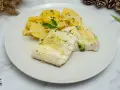 Deliciosa merluza al horno con patatas panadera y perejil picado. Un plato principal ligero y sabroso.