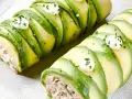 Rollos de aguacate rellenos, perfectos para recetas con aguacate. Decorados con puntos de crema y cebollino.