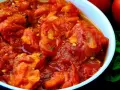 Un tazón de tomates picados, con un toque de albahaca y un aroma delicioso. Un bonito con tomate listo para disfrutar.