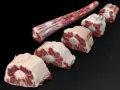 Trozo largo de carne de ternera para guisar y varias porciones cortadas en rodajas, listas para un estofado delicioso.
