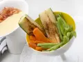Deliciosas verduras a la plancha: calabacín, zanahoria y judías verdes, servidas con una salsa cremosa y pico de gallo.