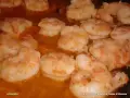 Gambas al pil pil burbujeando en aceite de oliva, listas para ser disfrutadas.