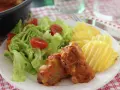 Deliciosa carne para niños, con ensalada fresca y patatas onduladas. ¡Un plato que les encantará!
