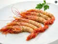 Gambones al horno, jugosos y con un toque de perejil, listos para disfrutar.