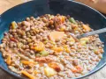 Un plato humeante de lentejas con zanahoria y chorizo, perfecto para una receta casera.