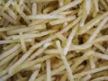 Un montón de patatas paja doradas y crujientes, listas para ser disfrutadas.