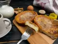 Torrijas caseras, perfectas para tu receta. Pan empapado en leche, huevo y frito, espolvoreado con azúcar y canela. ¡Un manjar!