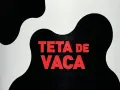 Texto rojo "TETA DE VACA" sobre un fondo blanco y negro con manchas de vaca.