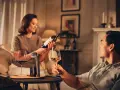 Pareja disfrutando de una copa de vino tinto y blanco. Beber vino es bueno para relajarse y compartir momentos.
