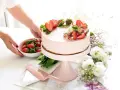 Deliciosa tarta de fresa decorada con fresas frescas y menta, lista para ser servida.