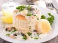 Vol-au-vent relleno de champiñones y salsa cremosa, un clásico de las recetas con champiñones.