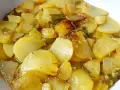 Patatas a lo pobre, un plato sencillo y delicioso, con patatas cortadas finas y tiernas, cocinadas con cebolla y pimientos verdes.