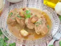 Delicioso solomillo al ajillo, jugoso y tierno, bañado en su salsa con ajos dorados y perejil fresco.