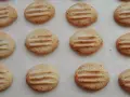 Galletas caseras de pueblo, doradas y espolvoreadas con azúcar, listas para disfrutar.