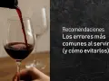 Vino tinto español sirviéndose en copa. Aprende sobre los tipos de vino tinto en España y cómo servirlos sin errores.