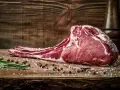 Un gran filete de lomo de res crudo, con sal y pimienta, listo para la parrilla. ¿Cuántos filetes de lomo entran en un kilo?