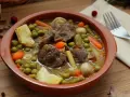 Menestra de verduras con carne, un plato reconfortante con trozos de carne tierna, guisantes, zanahorias y judías verdes en un caldo sabroso.