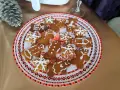 Plato con galletas de jengibre decoradas con glaseado blanco, con formas de hombrecitos, estrellas y copos de nieve. ¡Perfectas para la temporada navideña!
