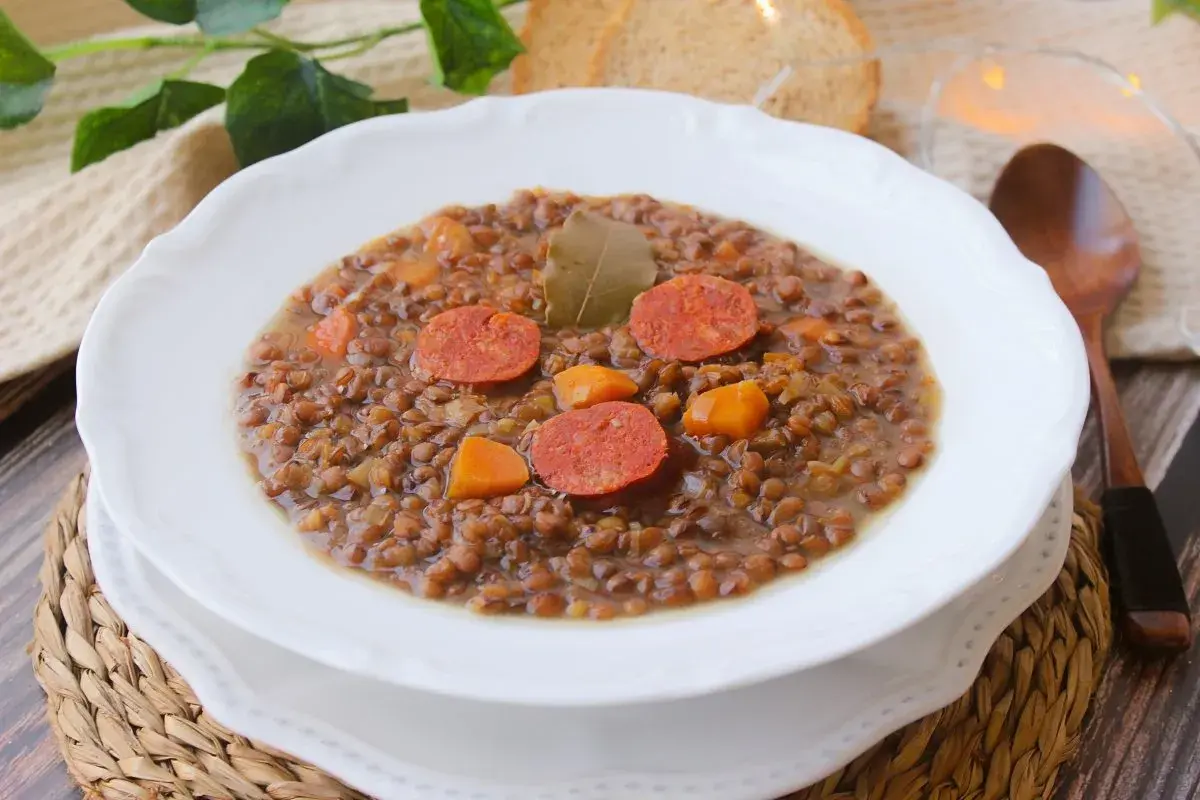 Un plato humeante de lentejas con chorizo, zanahoria y laurel. Un clásico reconfortante.