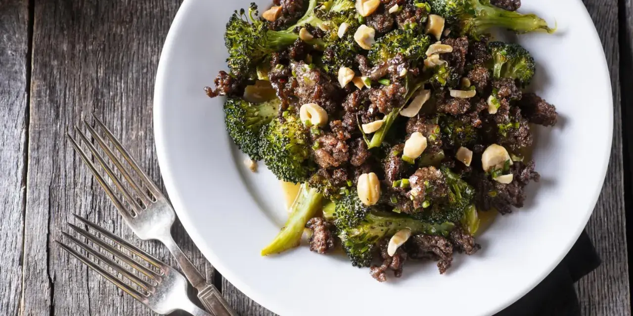 Sabrosa carne molida con brócoli salteado y cacahuetes, una de las mejores recetas con brócoli.