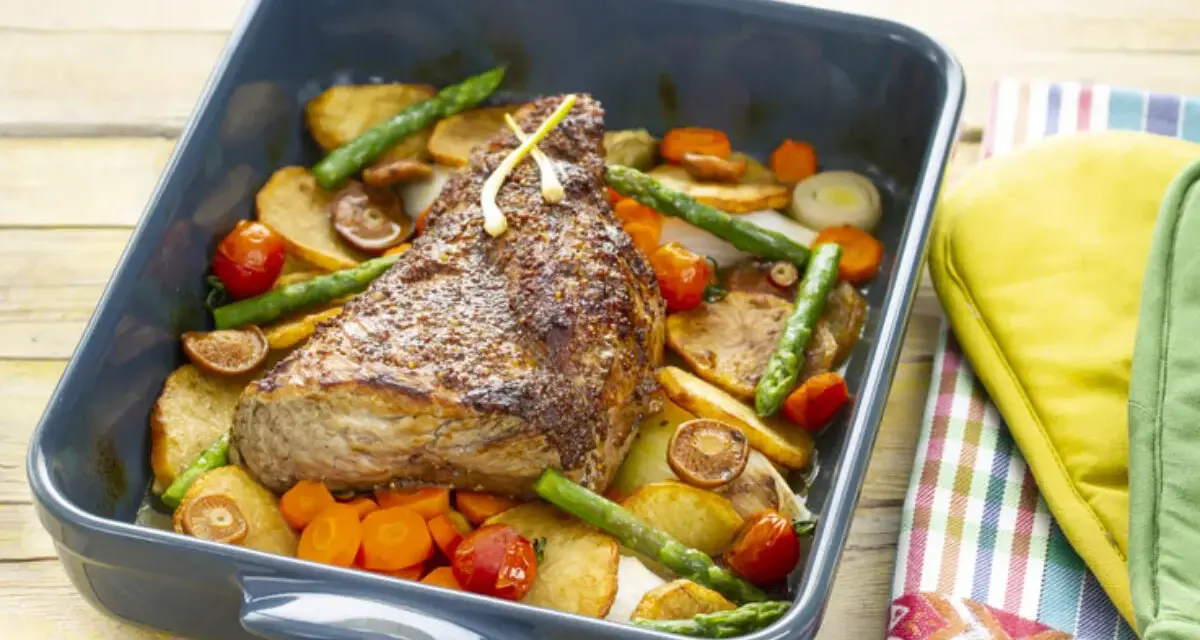 Rabadilla de ternera asada con patatas, zanahorias, espárragos y tomates cherry. Una de las mejores rabadilla de ternera recetas.