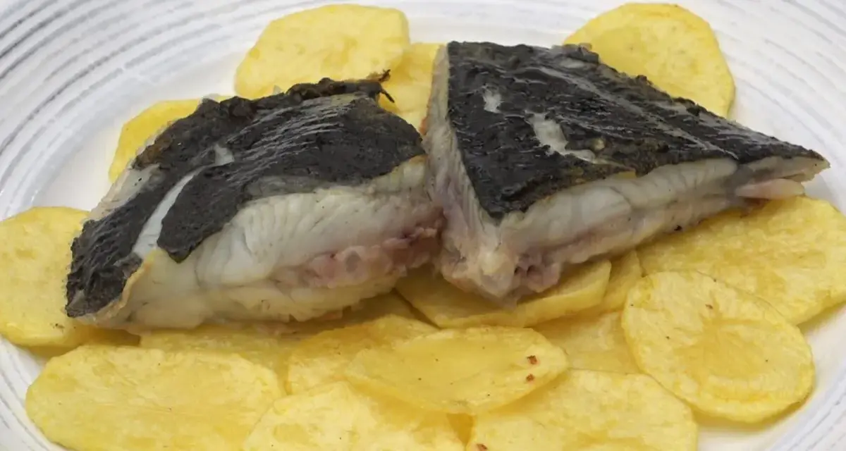 Rodaballo a la plancha, jugoso y tierno, servido sobre patatas fritas crujientes. Un plato sencillo pero delicioso.