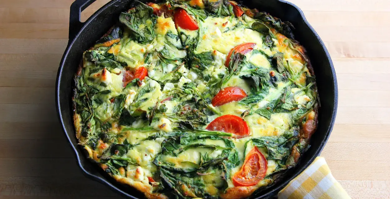 Frittata casera con acelgas, tomates y queso feta. Una opción deliciosa para tus recetas con acelgas.