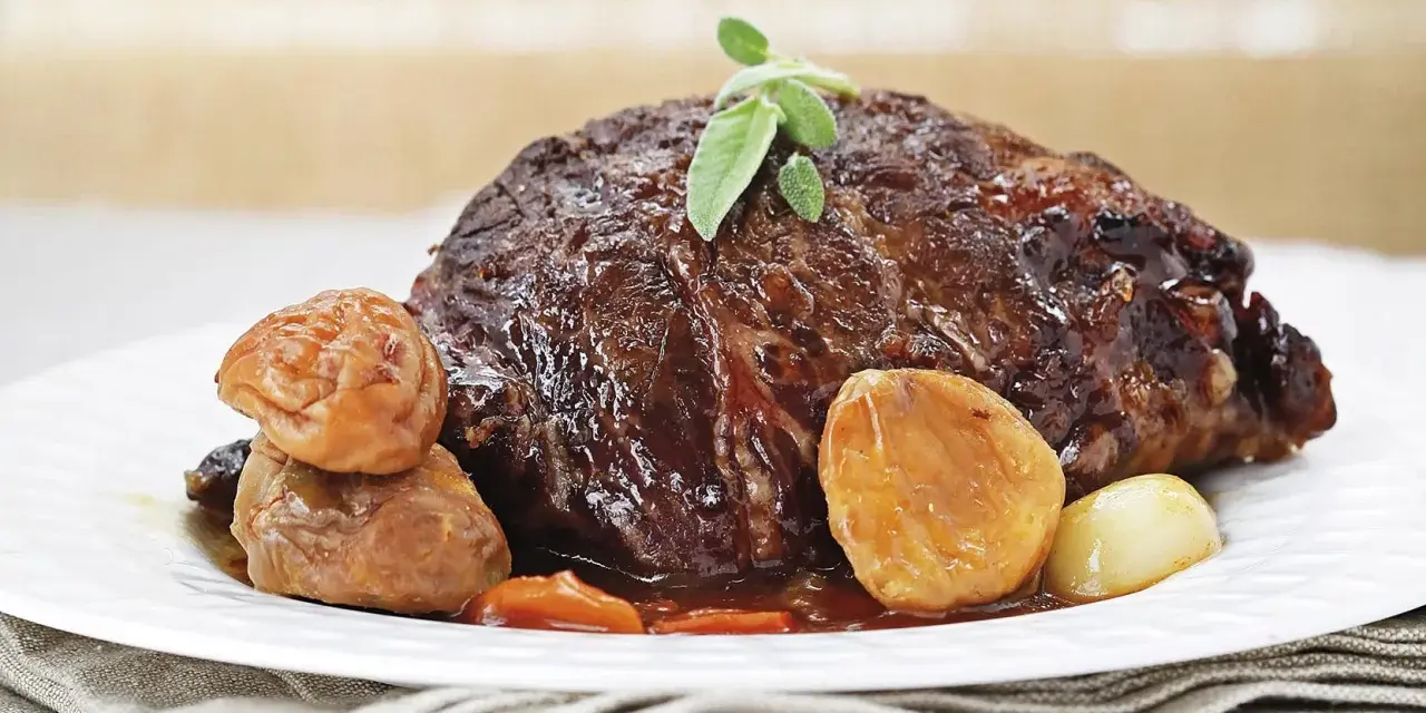 Un jugoso asado de ternera, cocinado a la perfección, servido con castañas glaseadas y hierbas frescas. ¡Así es que es la ternera!