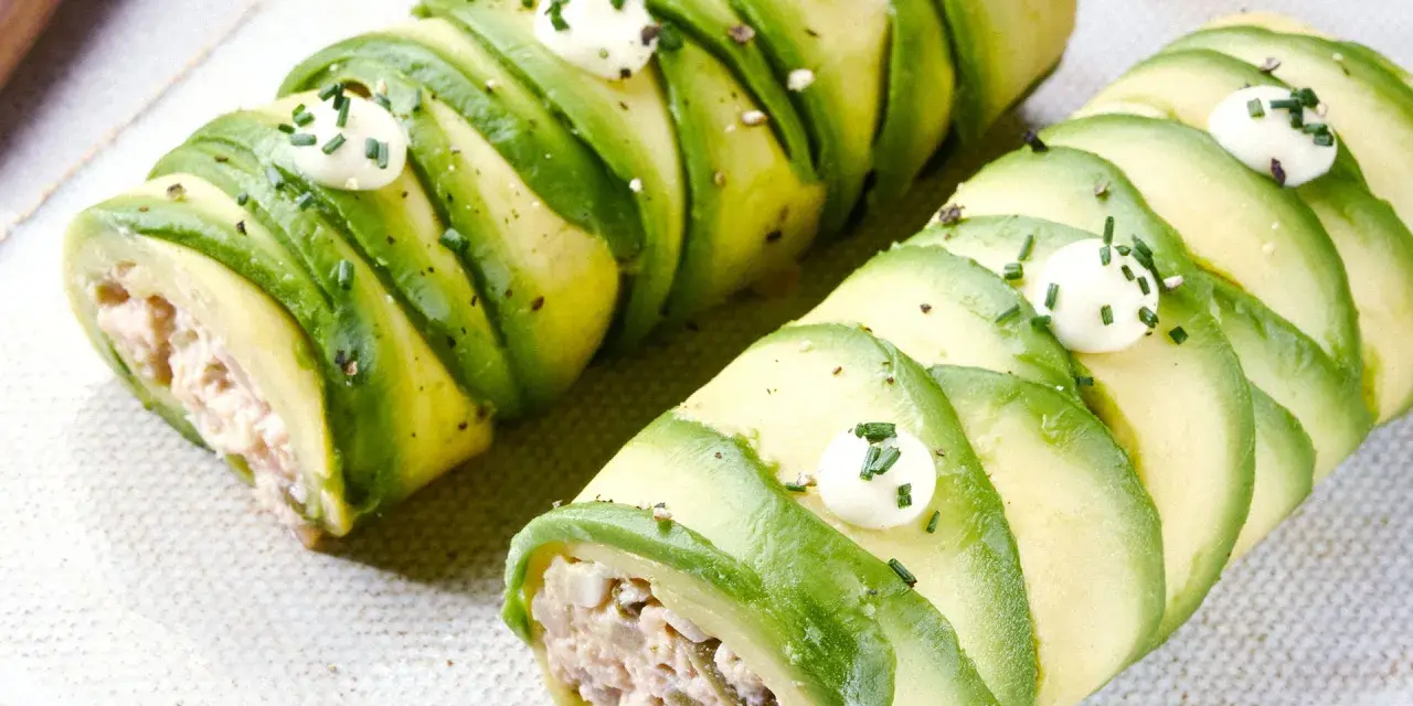 Rollos de aguacate rellenos, perfectos para recetas con aguacate. Decorados con puntos de crema y cebollino.