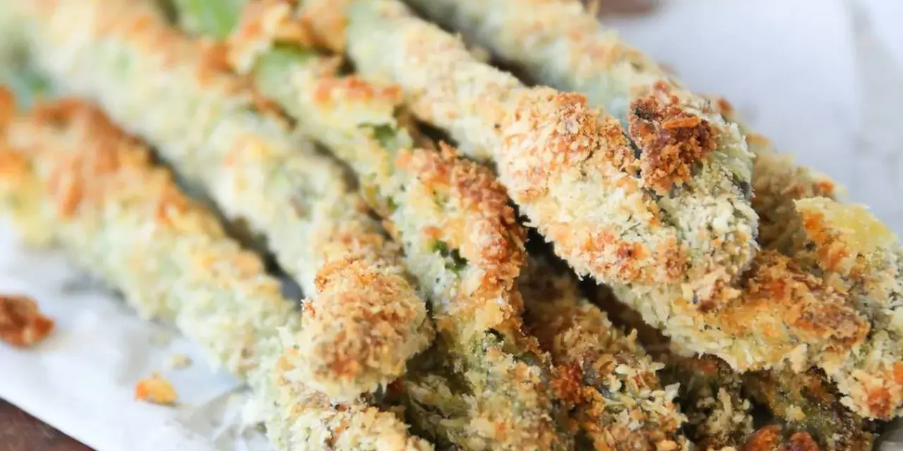 Espárragos verdes crujientes empanizados, perfectos para tus recetas de esparragos verdes.