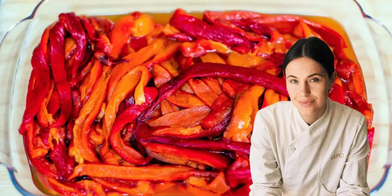 Pimientos asados en una bandeja de vidrio, listos para disfrutar. Una chef sonríe al fondo.