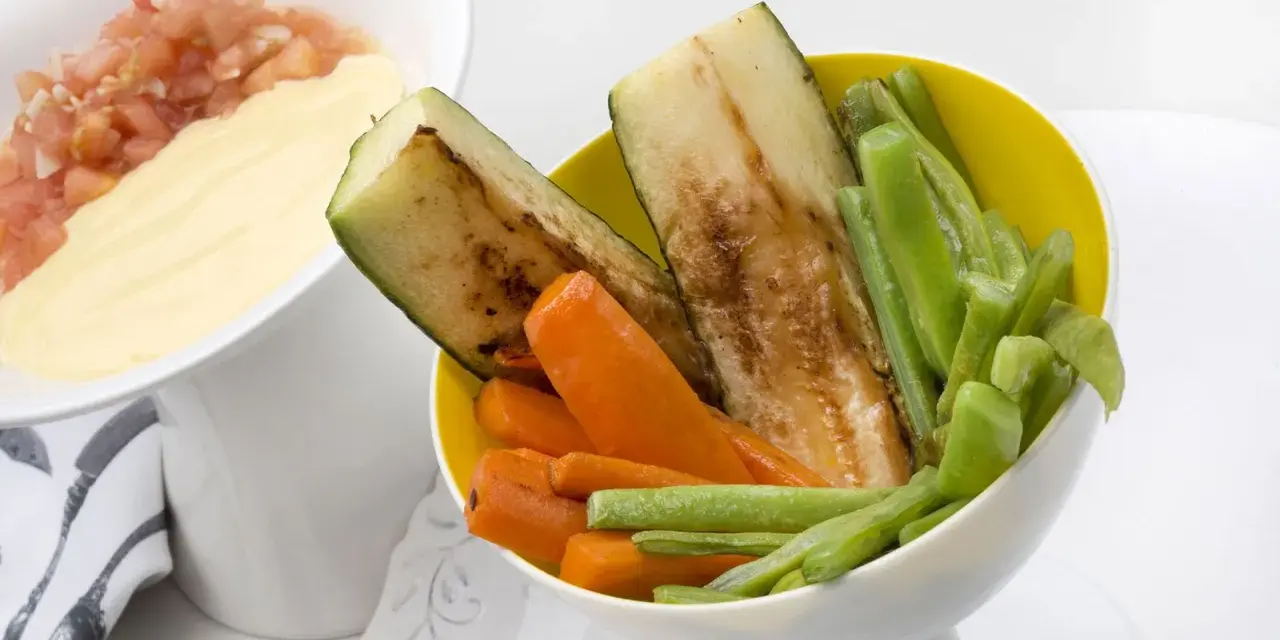 Deliciosas verduras a la plancha: calabacín, zanahoria y judías verdes, servidas con una salsa cremosa y pico de gallo.