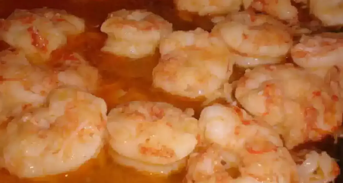 Gambas al pil pil burbujeando en aceite de oliva, listas para ser disfrutadas.