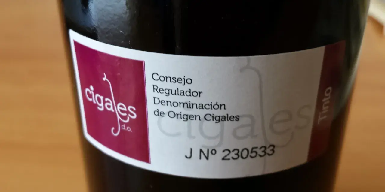 Etiqueta de vino tinto de la Denominación de Origen Cigales, prometiendo los mejores vinos de Cigales.