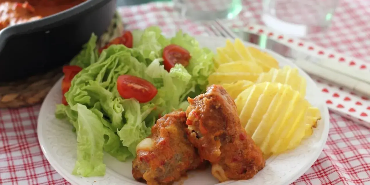 Deliciosa carne para niños, con ensalada fresca y patatas onduladas. ¡Un plato que les encantará!