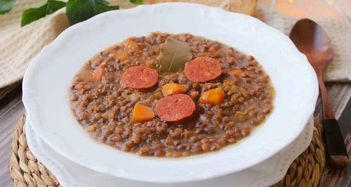 Un plato humeante de lentejas con chorizo, zanahoria y laurel. Un clásico reconfortante.