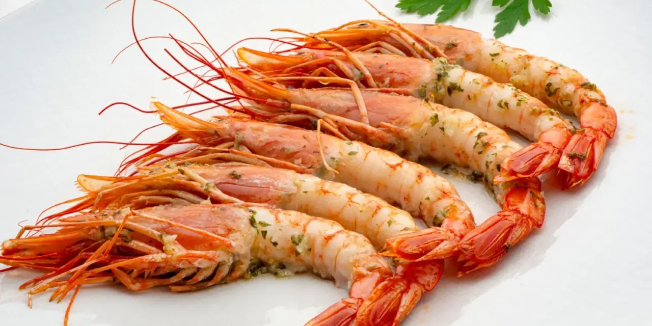 Gambones al horno, jugosos y con un toque de perejil, listos para disfrutar.