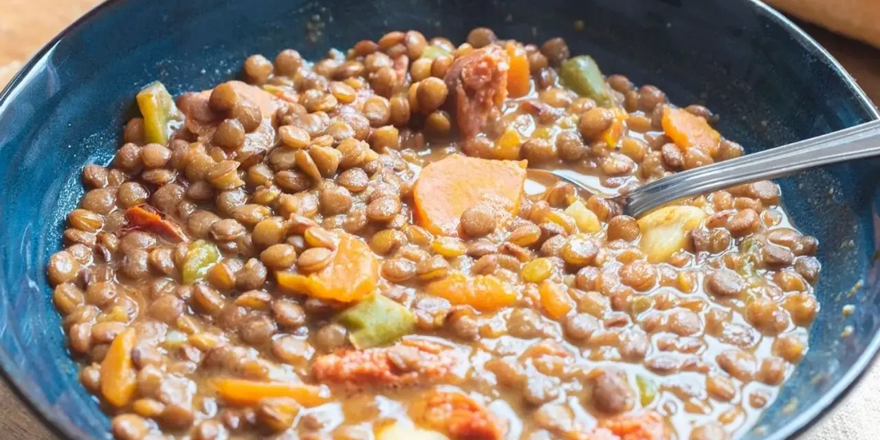Un plato humeante de lentejas con zanahoria y chorizo, perfecto para una receta casera.