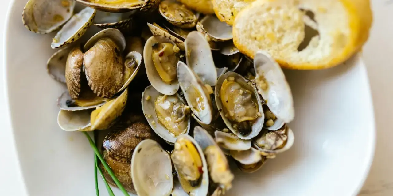Deliciosas almejas al ajillo, jugosas y con trocitos de pan tostado para mojar en la salsa.