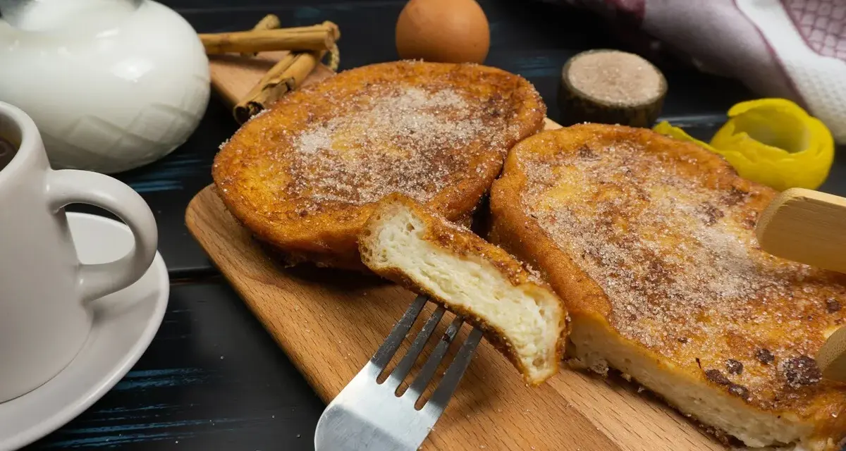 Torrijas caseras, perfectas para tu receta. Pan empapado en leche, huevo y frito, espolvoreado con azúcar y canela. ¡Un manjar!