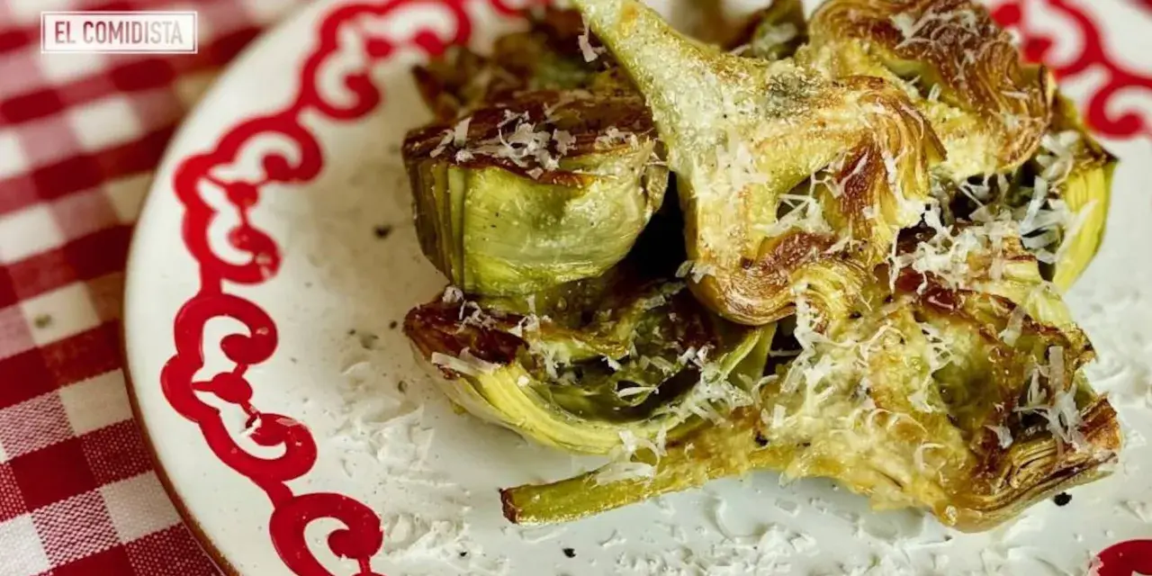 Alcachofas asadas con queso rallado, una deliciosa opción para tus recetas.